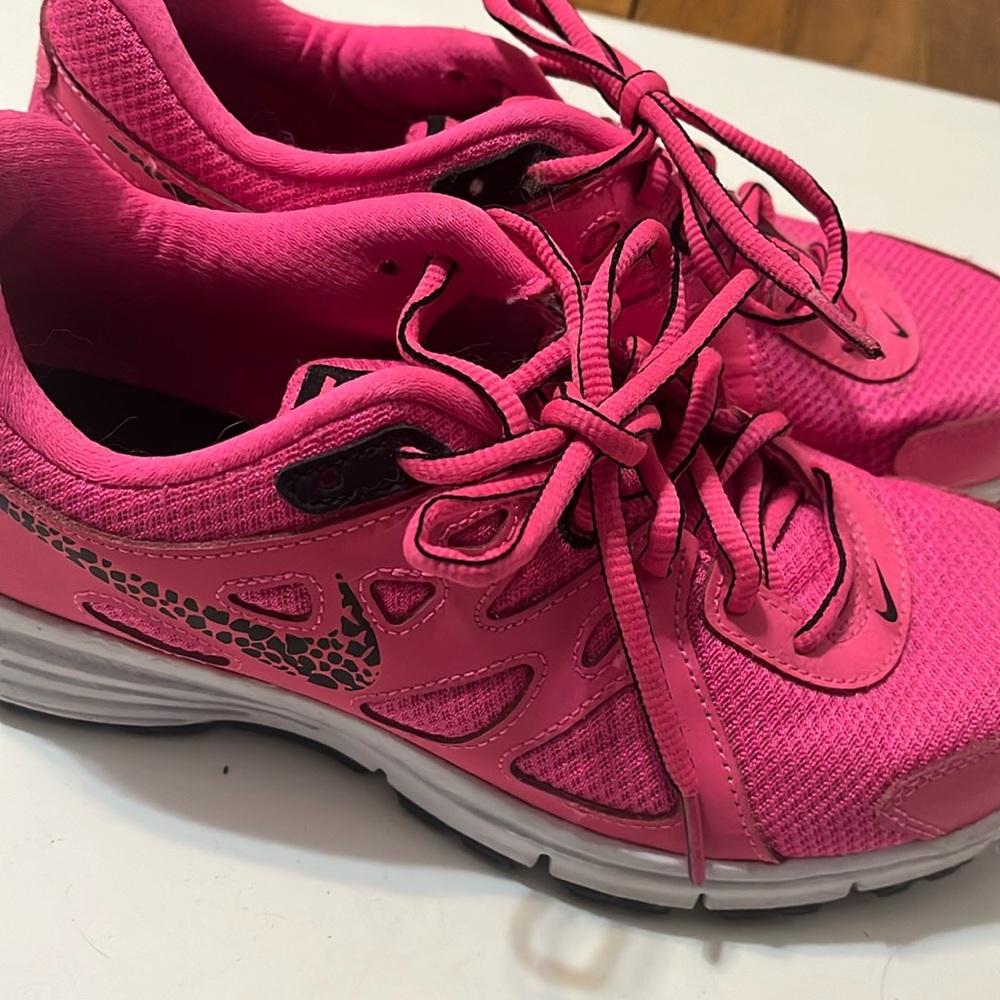 pink NIKE cheetah print revolution 2 running sneakers size 8
